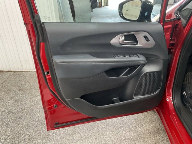 2025 Chrysler Pacifica Limited FWD - Image 11