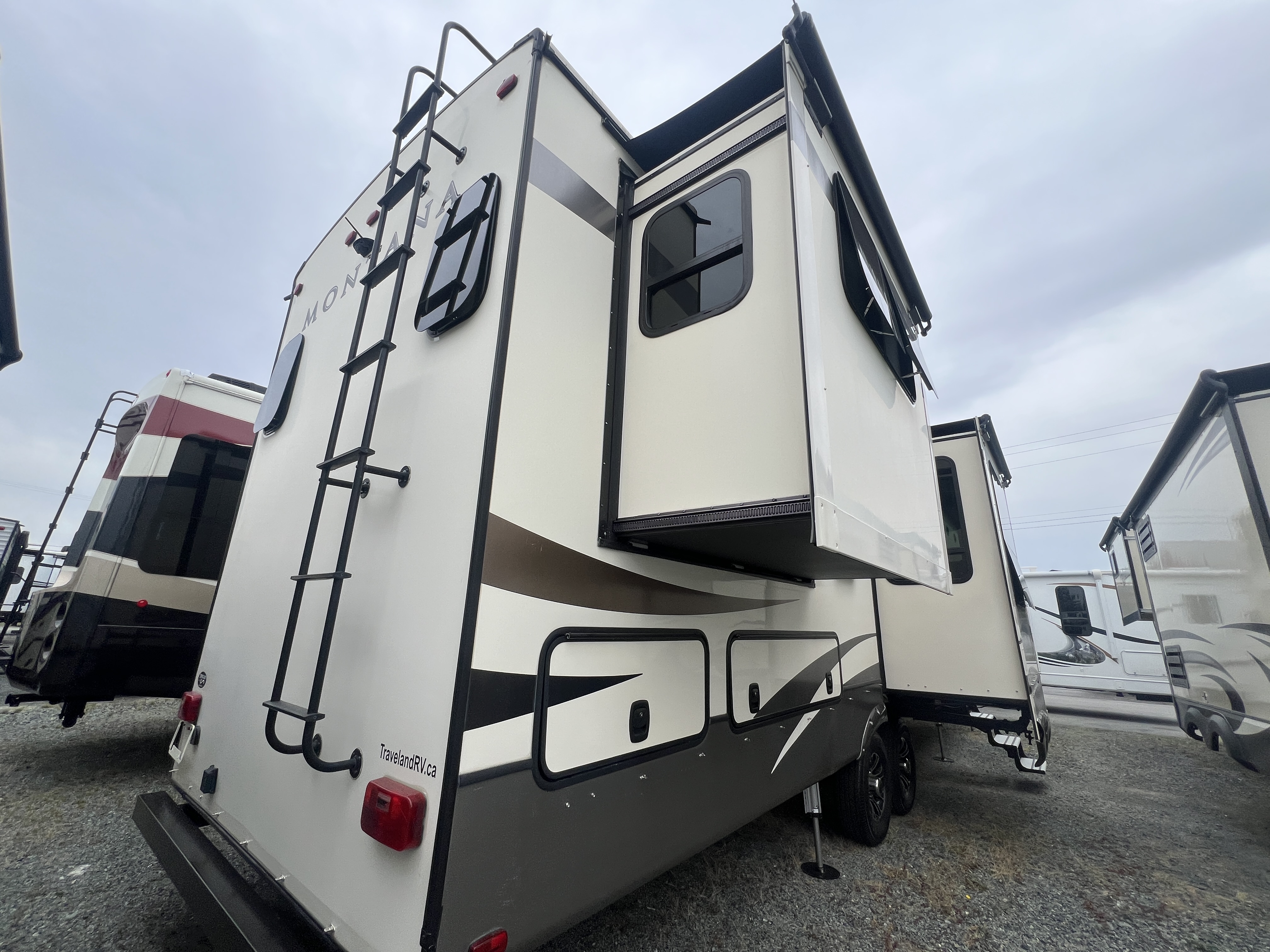 2017 Keystone Montana High Country 379RD - Image 5