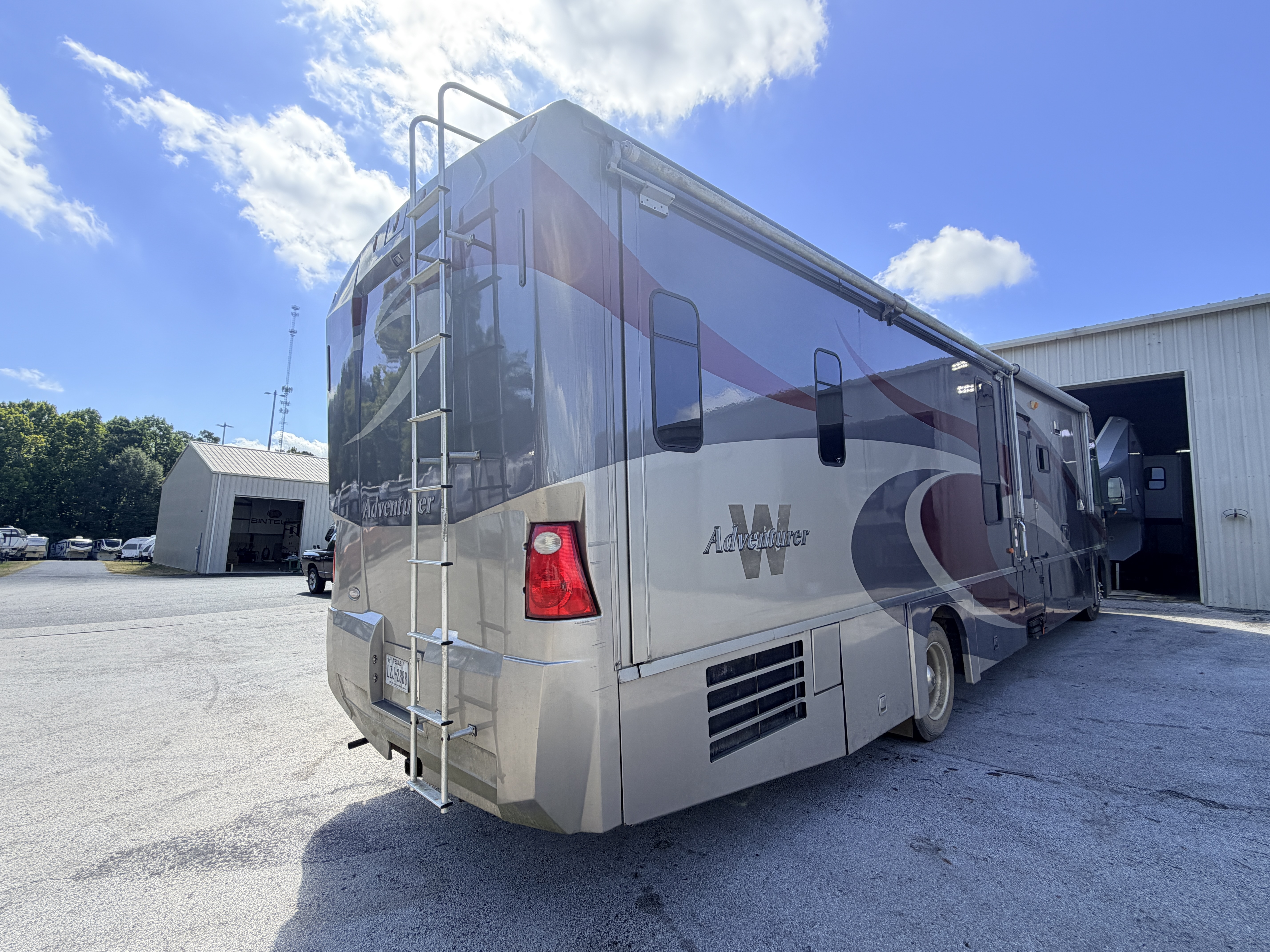 2008 Winnebago Adventurer 38T - Image 5