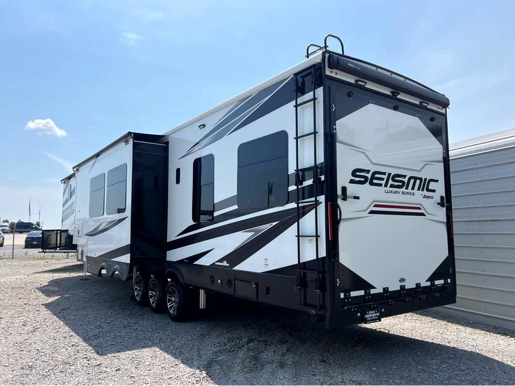 2025 JAYCO SEISMIC 4113 - Image 3