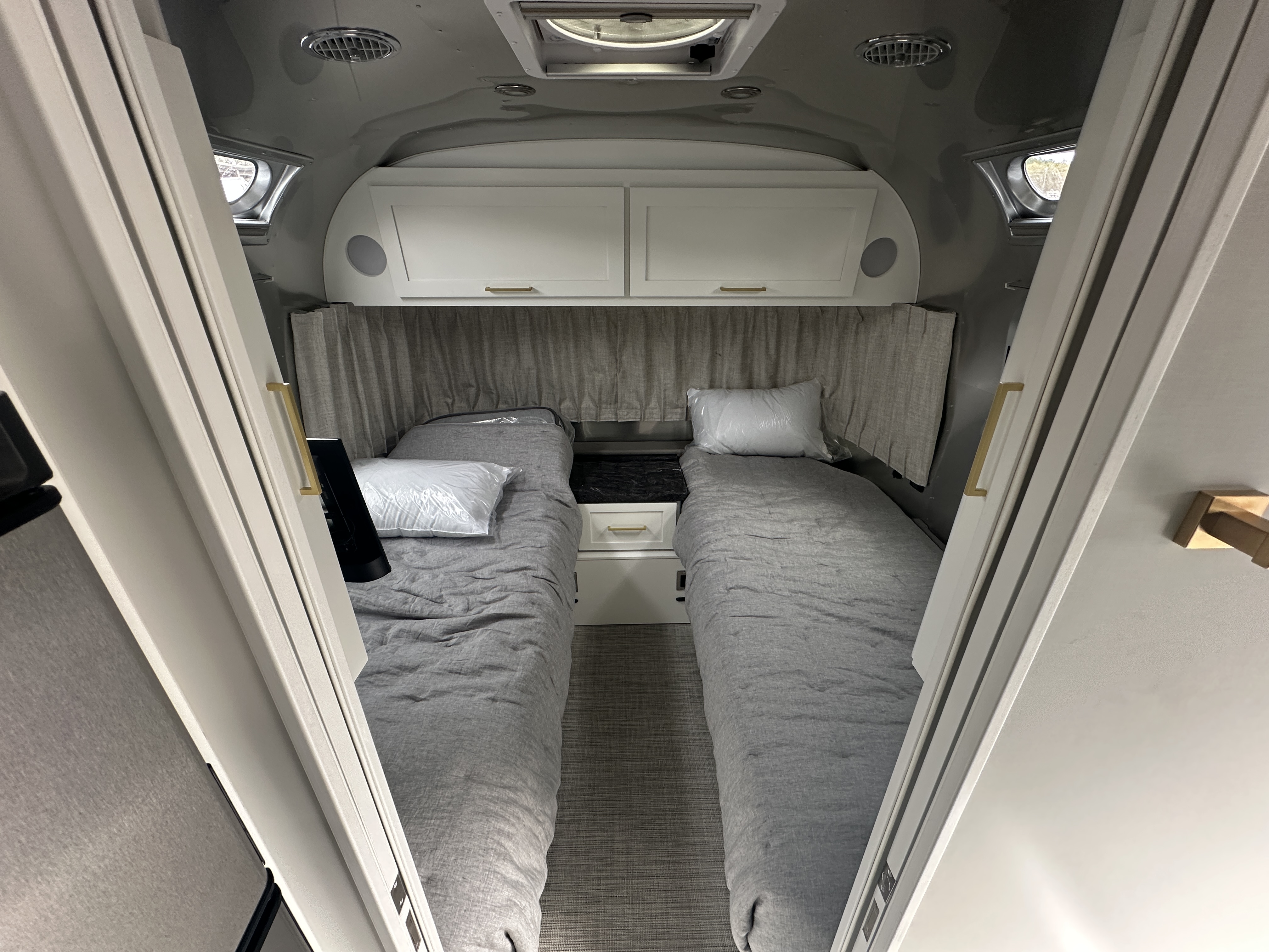 2026 Airstream Classic 33FB - Image 7