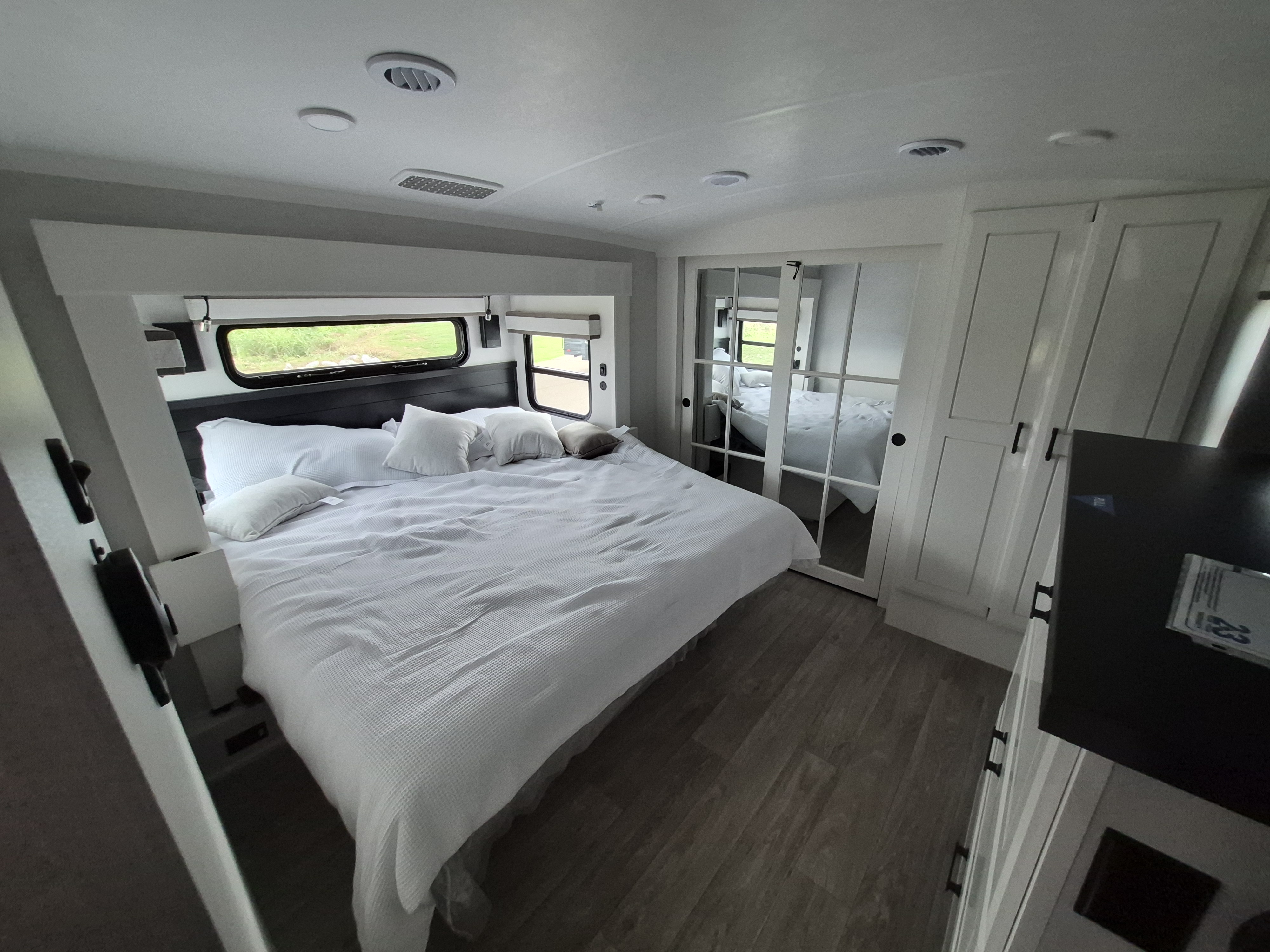 2027 JAYCO PINNACLE 32RLTS - Image 18