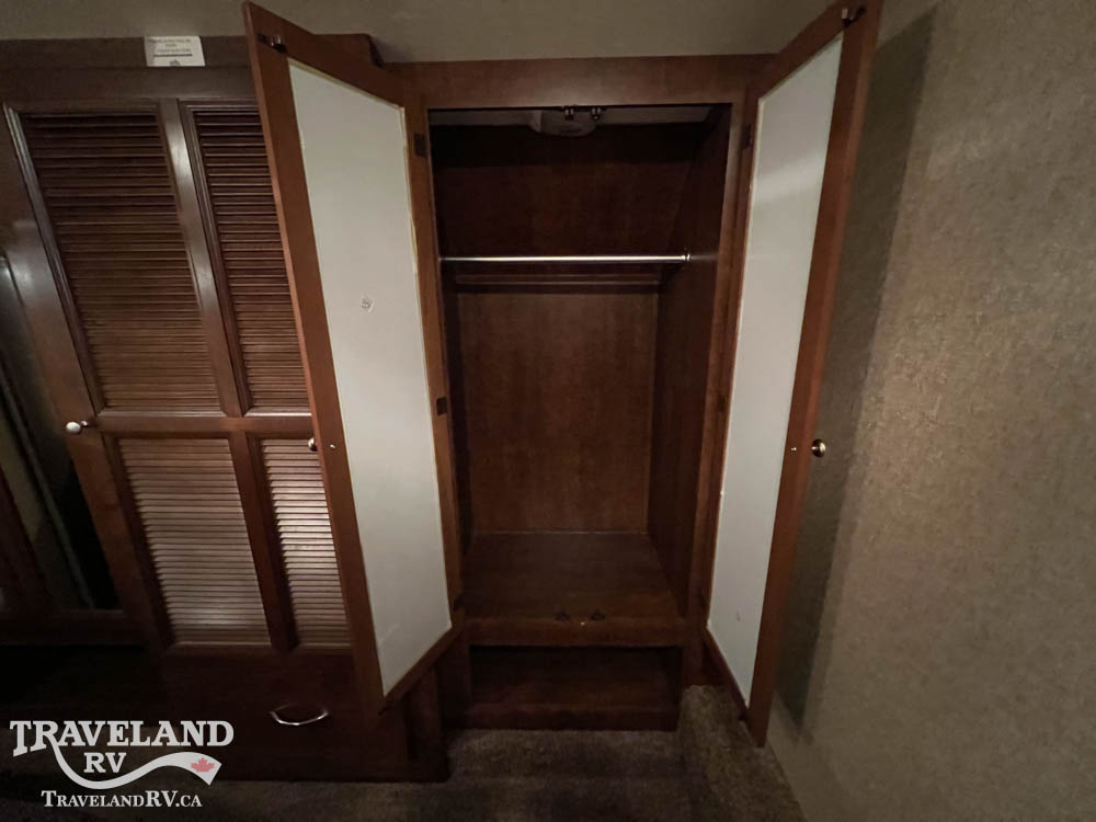 2015 Coachmen Chaparral Signature 327RLKS - Image 27