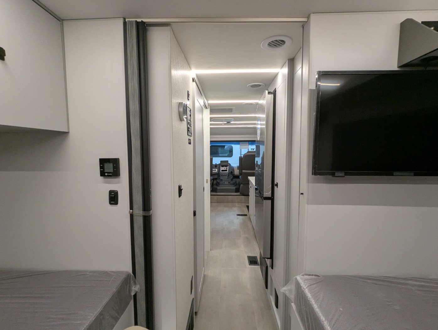 2026 Coachmen Euro 25TB - Image 24