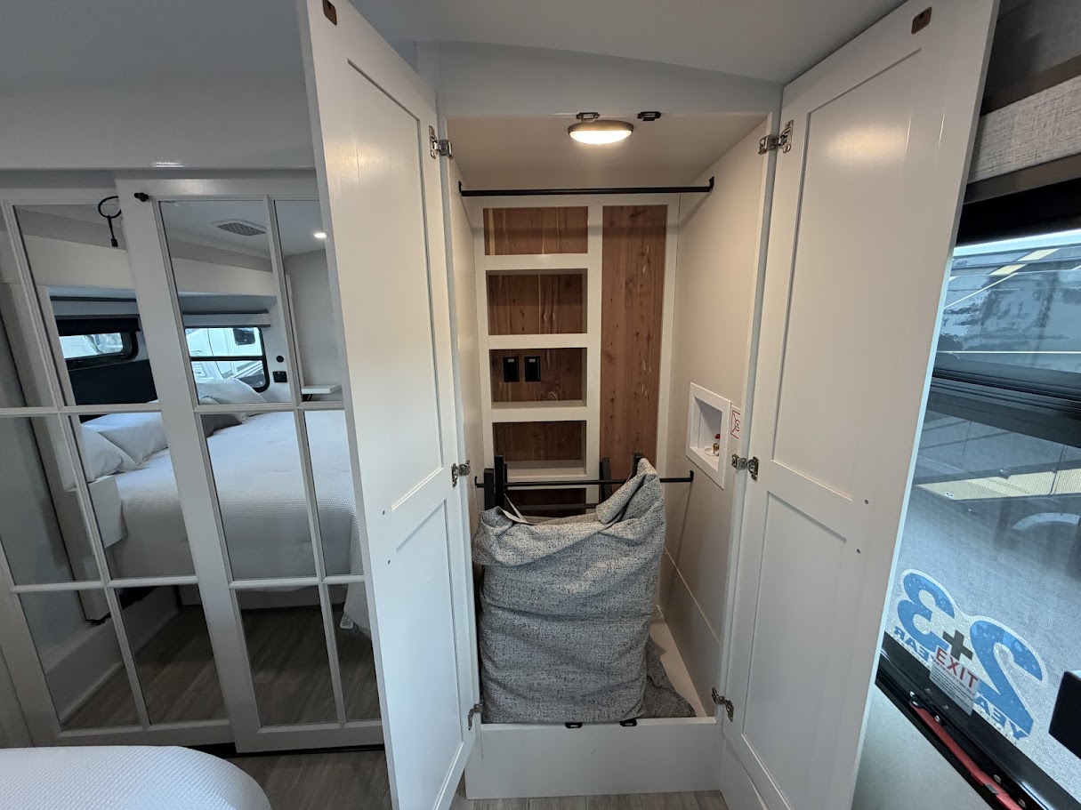 2027 JAYCO PINNACLE 32RLTS - Image 41