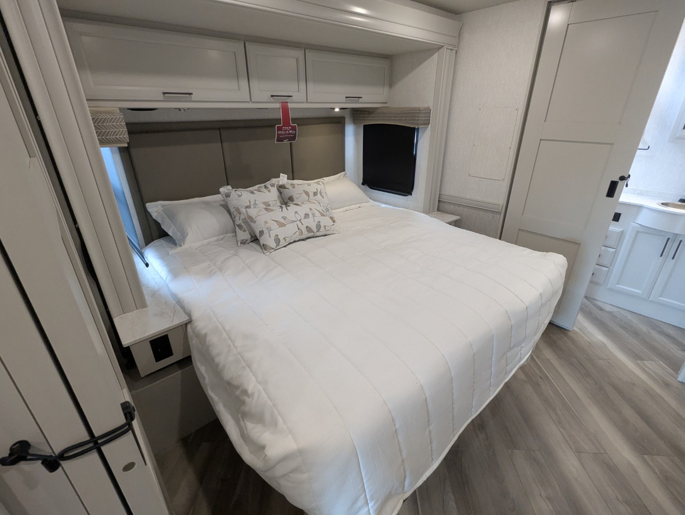 2026 Holiday Rambler Invicta 33HB - Image 20