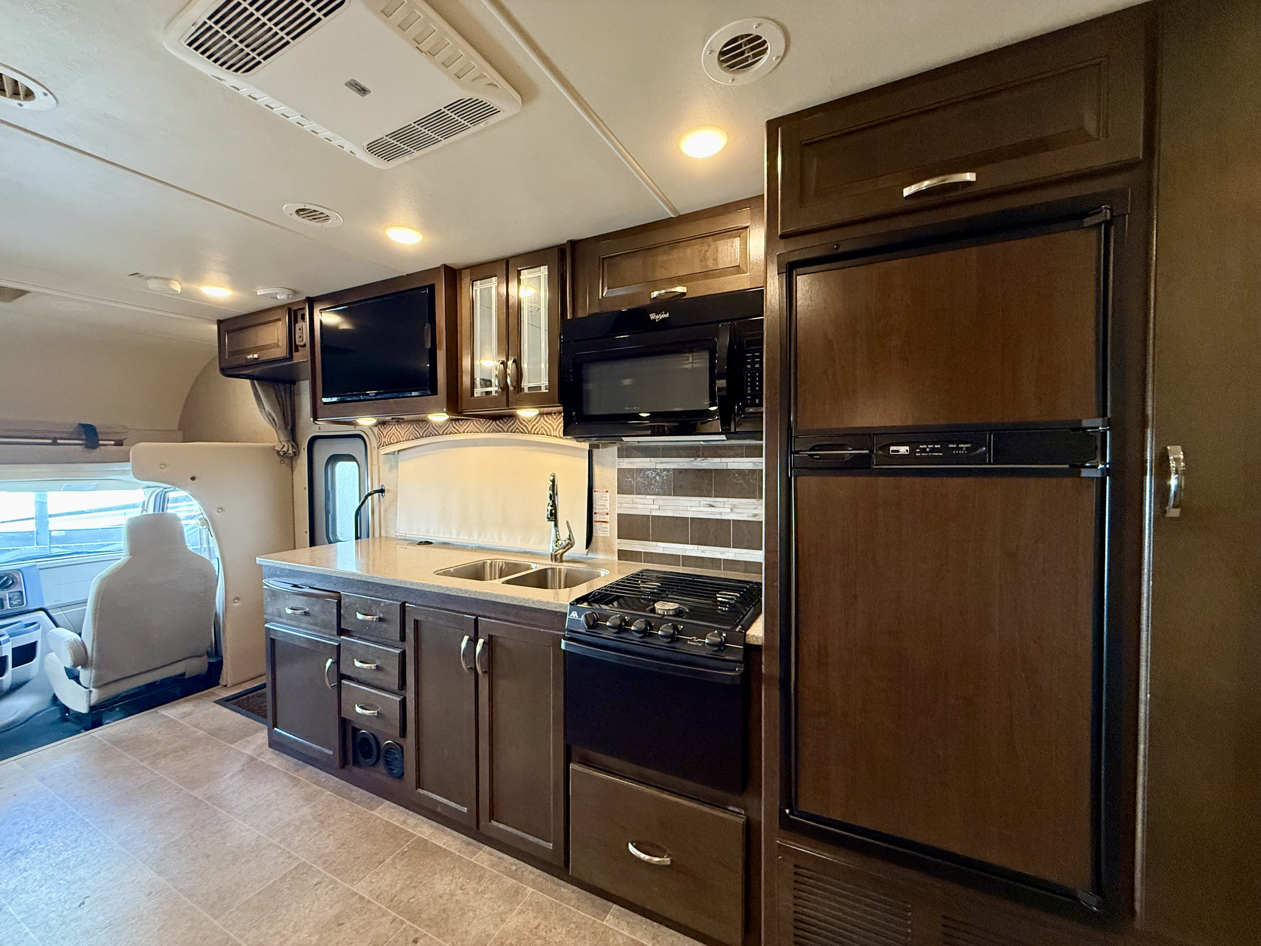 2017 Thor Motor Coach Chateau 31L - Image 15
