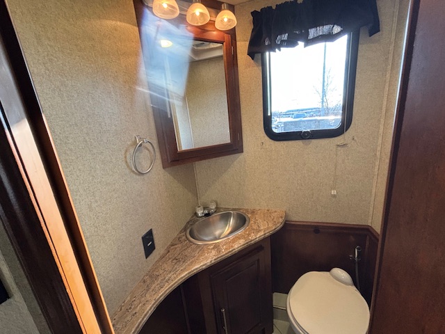 2014 Coachmen Cross Country 404RB - Image 26