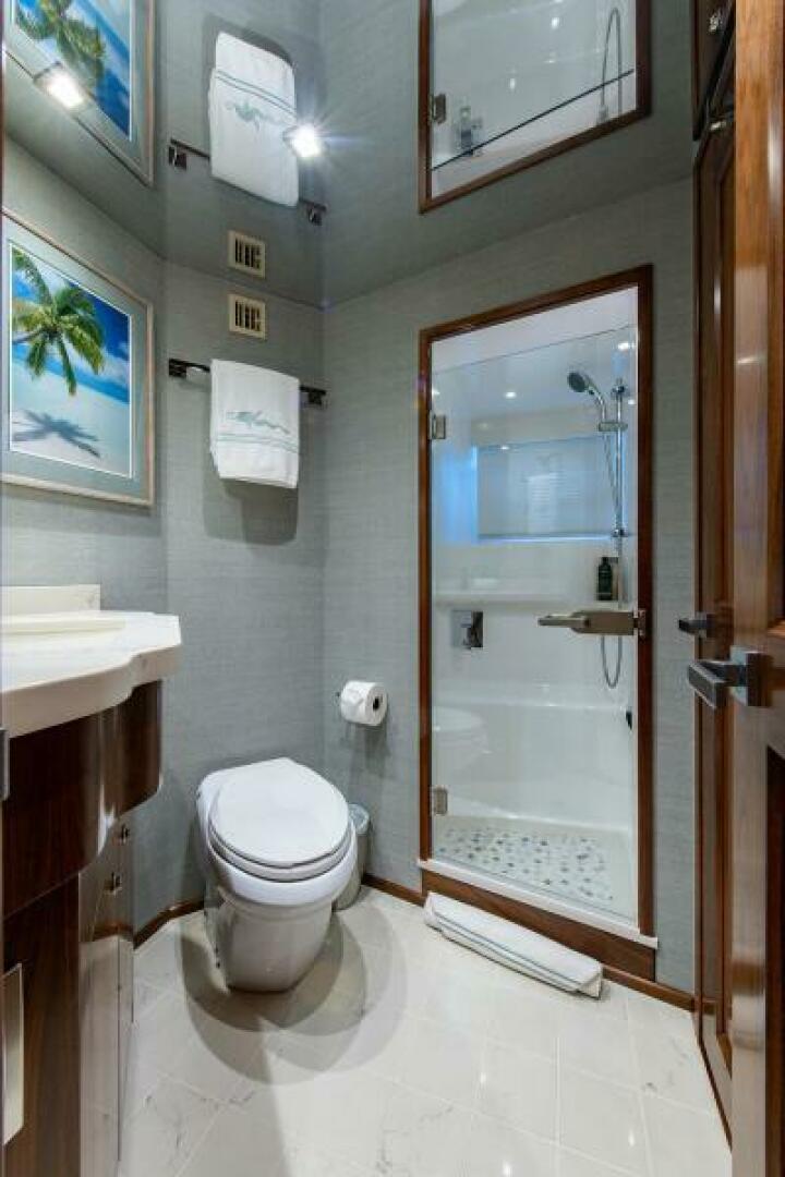 2018 Viking Enclosed Flybridge - Image 35