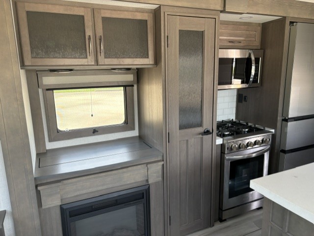 2024 GRAND DESIGN SOLITUDE 378MBS - Image 11