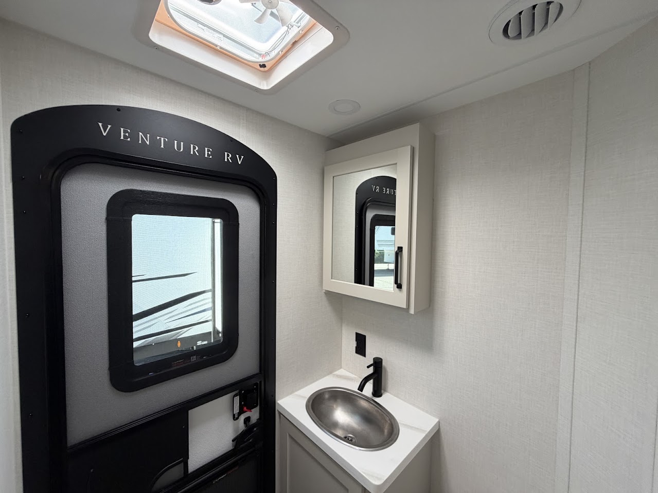 2027 VENTURE RV SPORTTREK 343VBH - Image 32