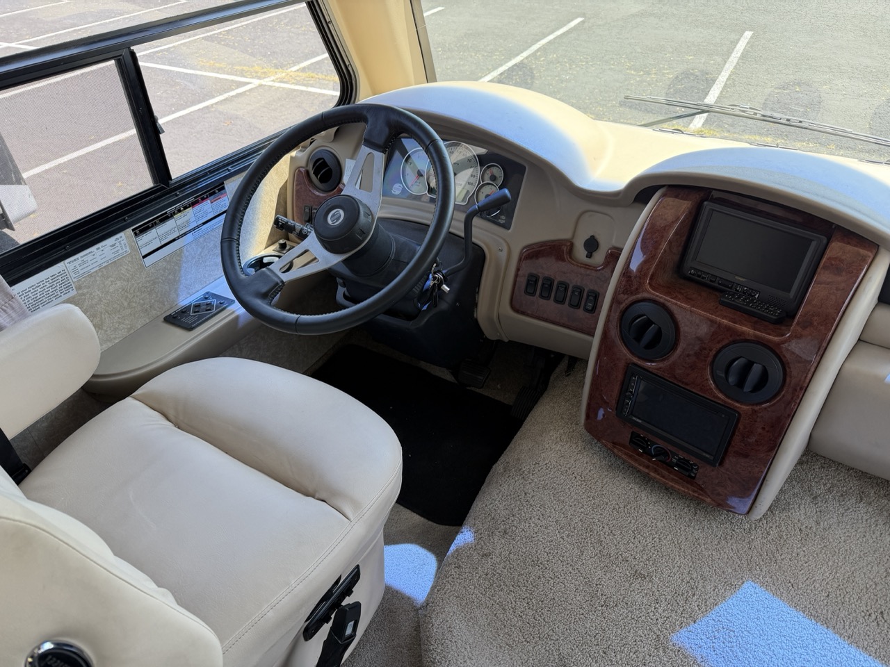 2010 Thor Motor Coach Serrano 31V - Image 4