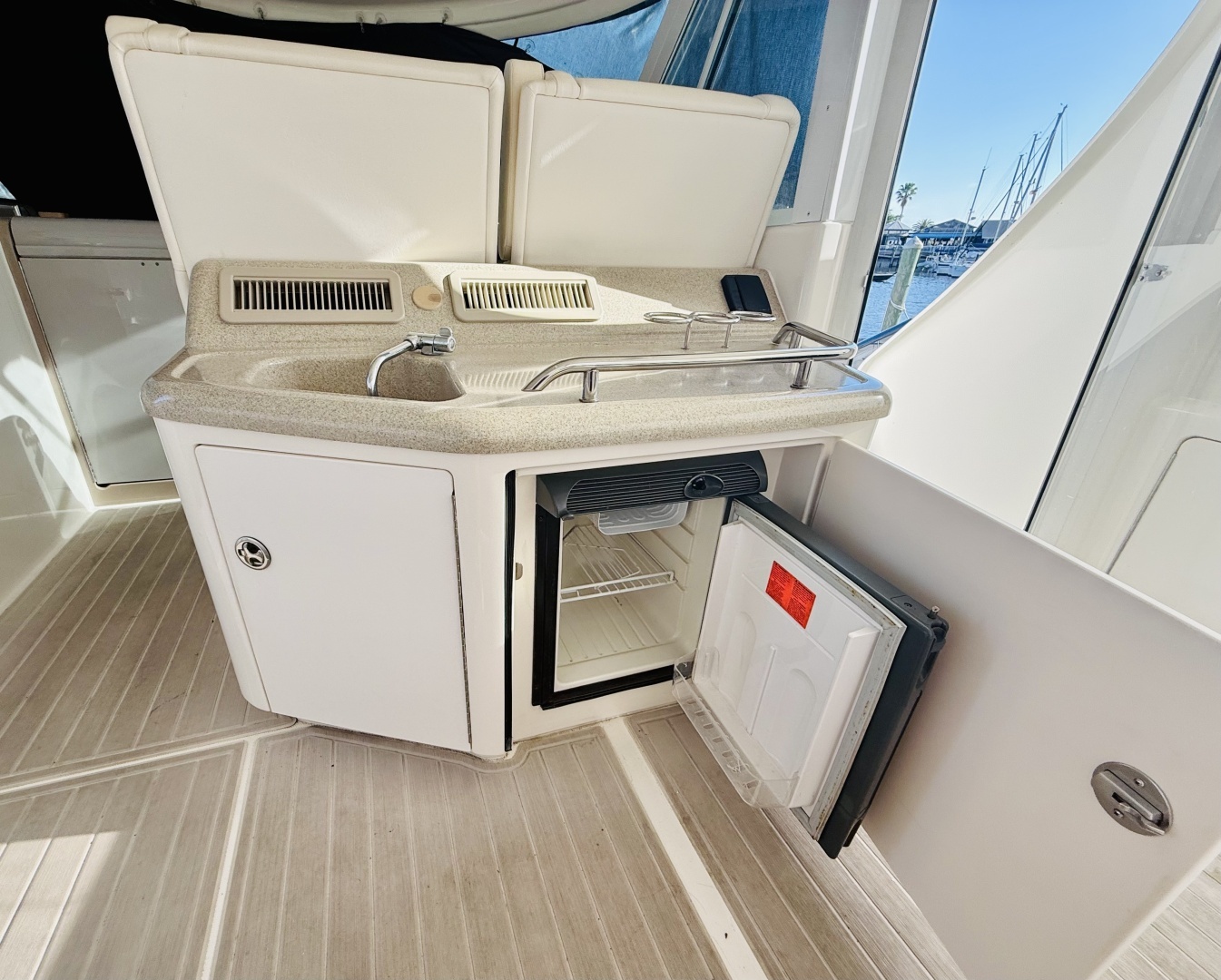 2004 Sea Ray 390 Motor Yacht - Image 7