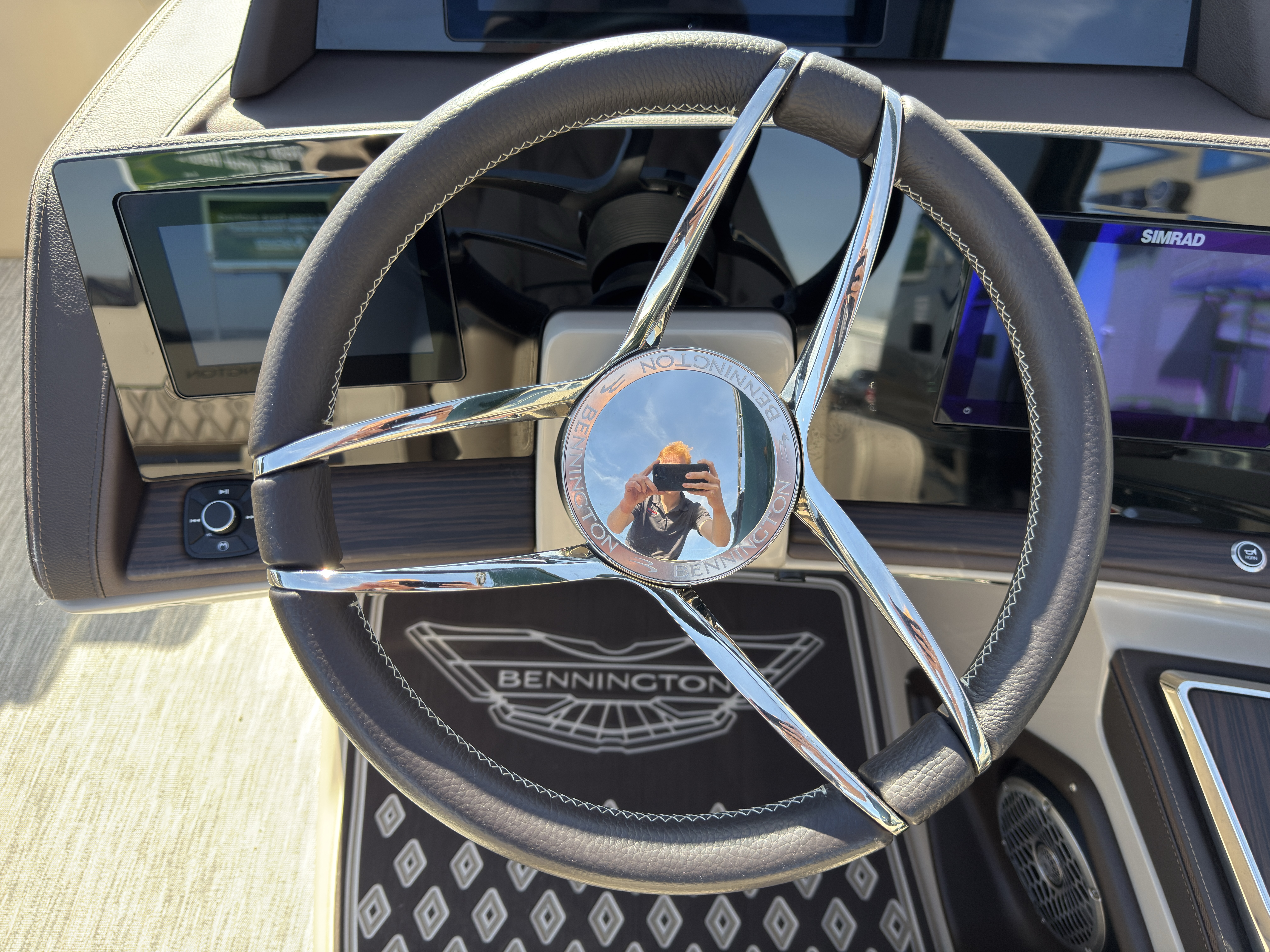 2026 Bennington 25QXSBA 425HP V10 Tritoon Pontoon - Image 65