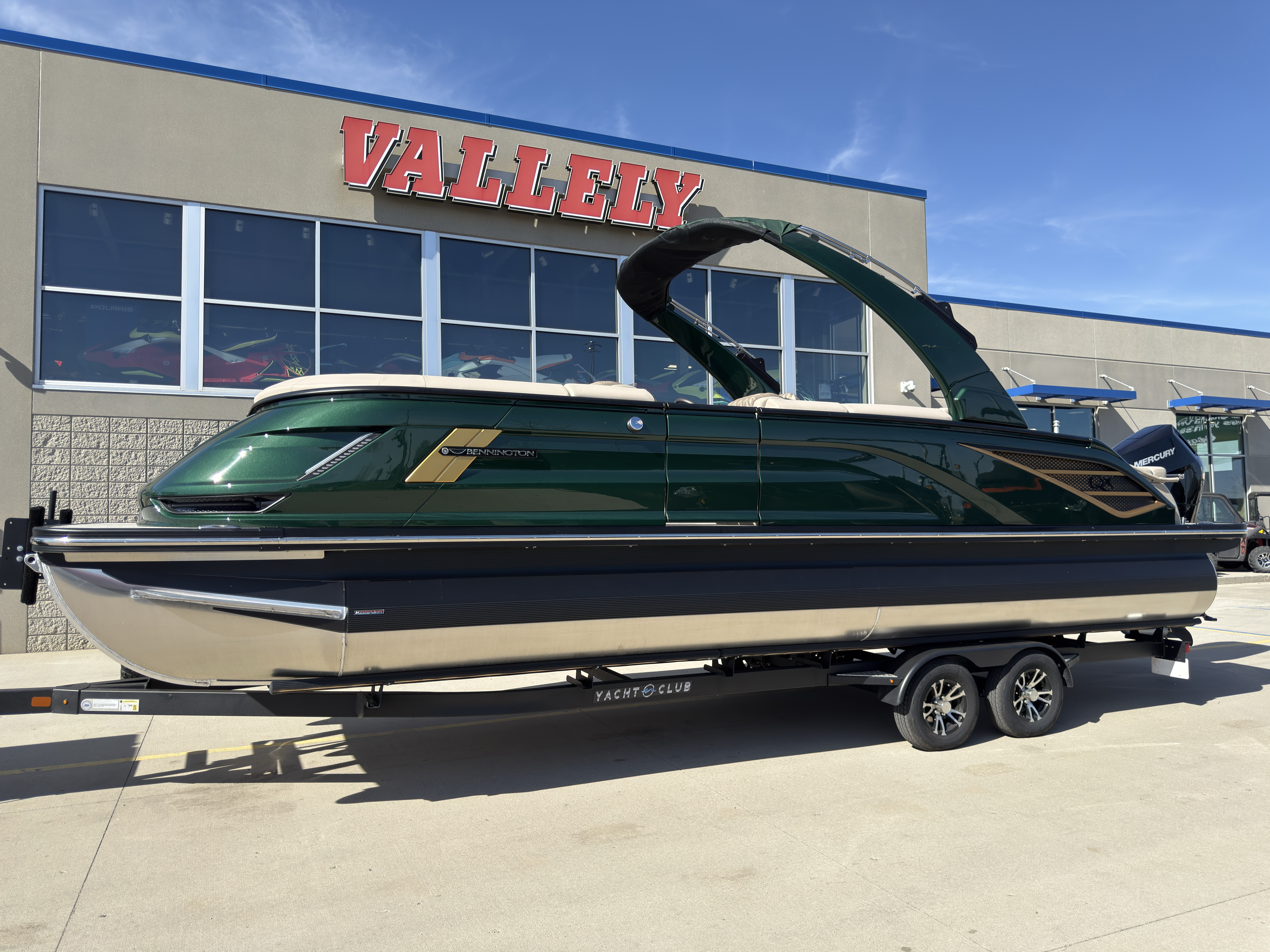 2026 Bennington 25QXSBA 425HP V10 Tritoon Pontoon - Image 3