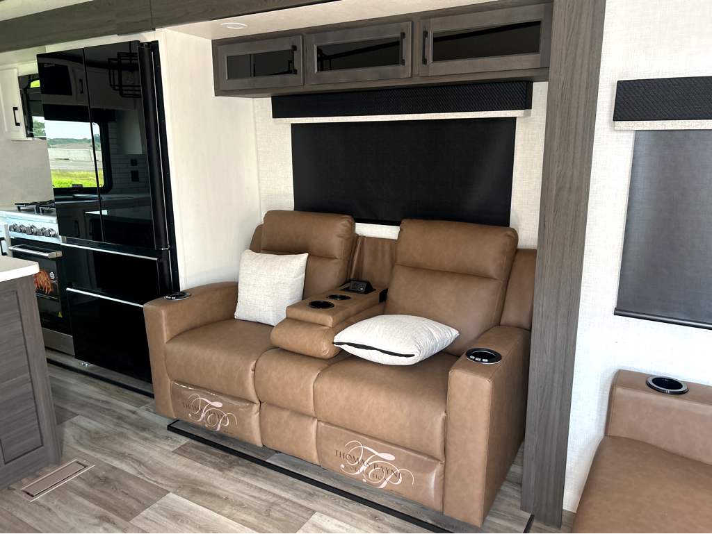 2026 VENTURE RV SPORTTREK 353VRK - Image 8