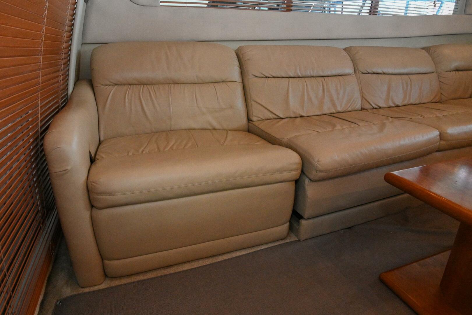 2002 Cruisers Yachts 5000 Sedan Sport - Image 26
