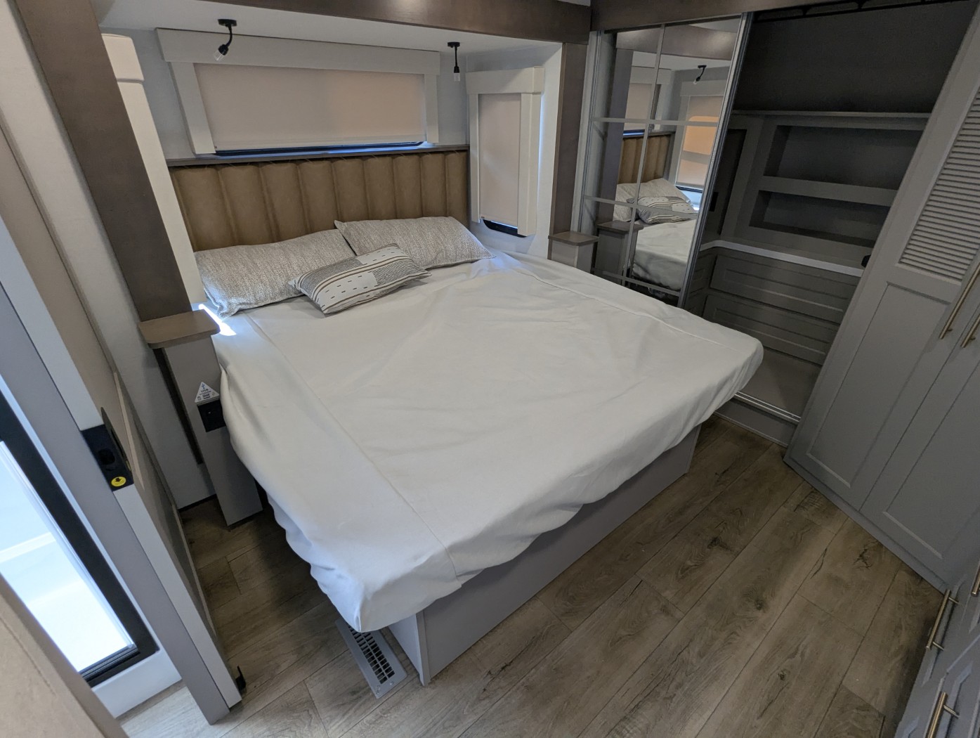 2026 Alliance RV Paradigm 395DS - Image 6