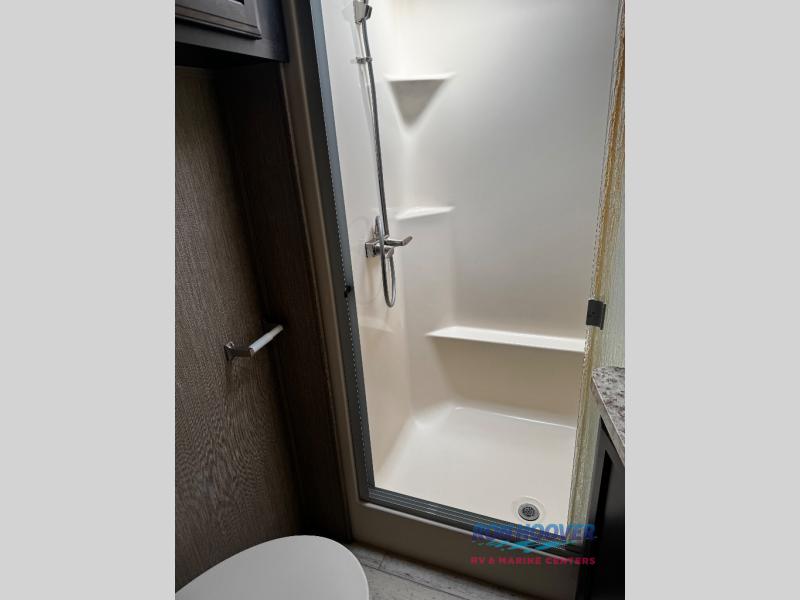 2017 GRAND DESIGN MOMENTUM M395 - Image 20