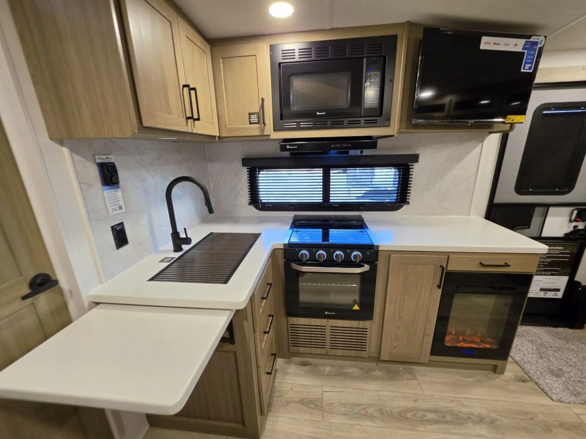 2027 FOREST RIVER ROCKWOOD ULTRA LITE 2618RD - Image 13