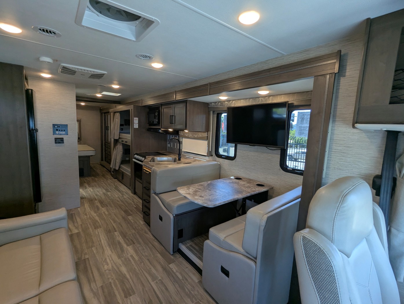 2022 Thor Motor Coach A.C.E. 32.3 - Image 9