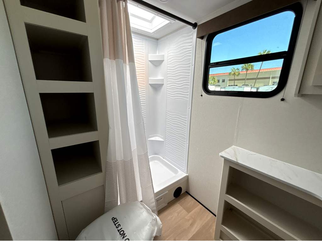 2026 GRAND DESIGN TRANSCEND 26RBX - Image 17