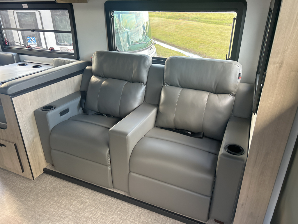 2026 GRAND DESIGN LINEAGE SERIESF 31ZW - Image 9