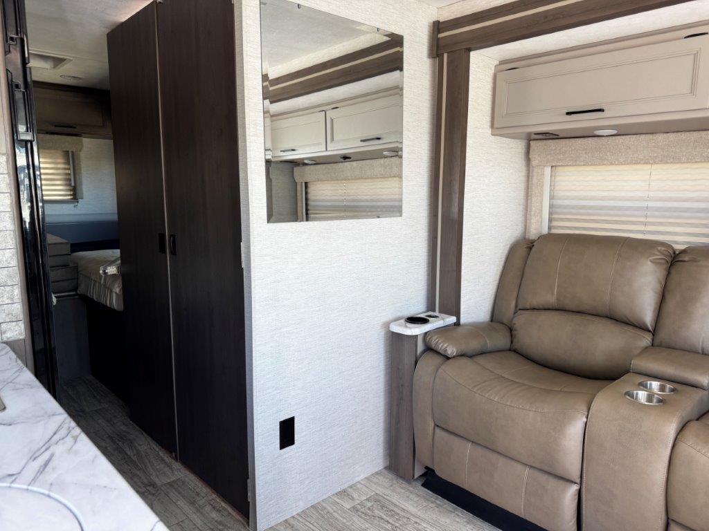 2025 Thor Motor Coach Freedom Traveler A24 - Image 12