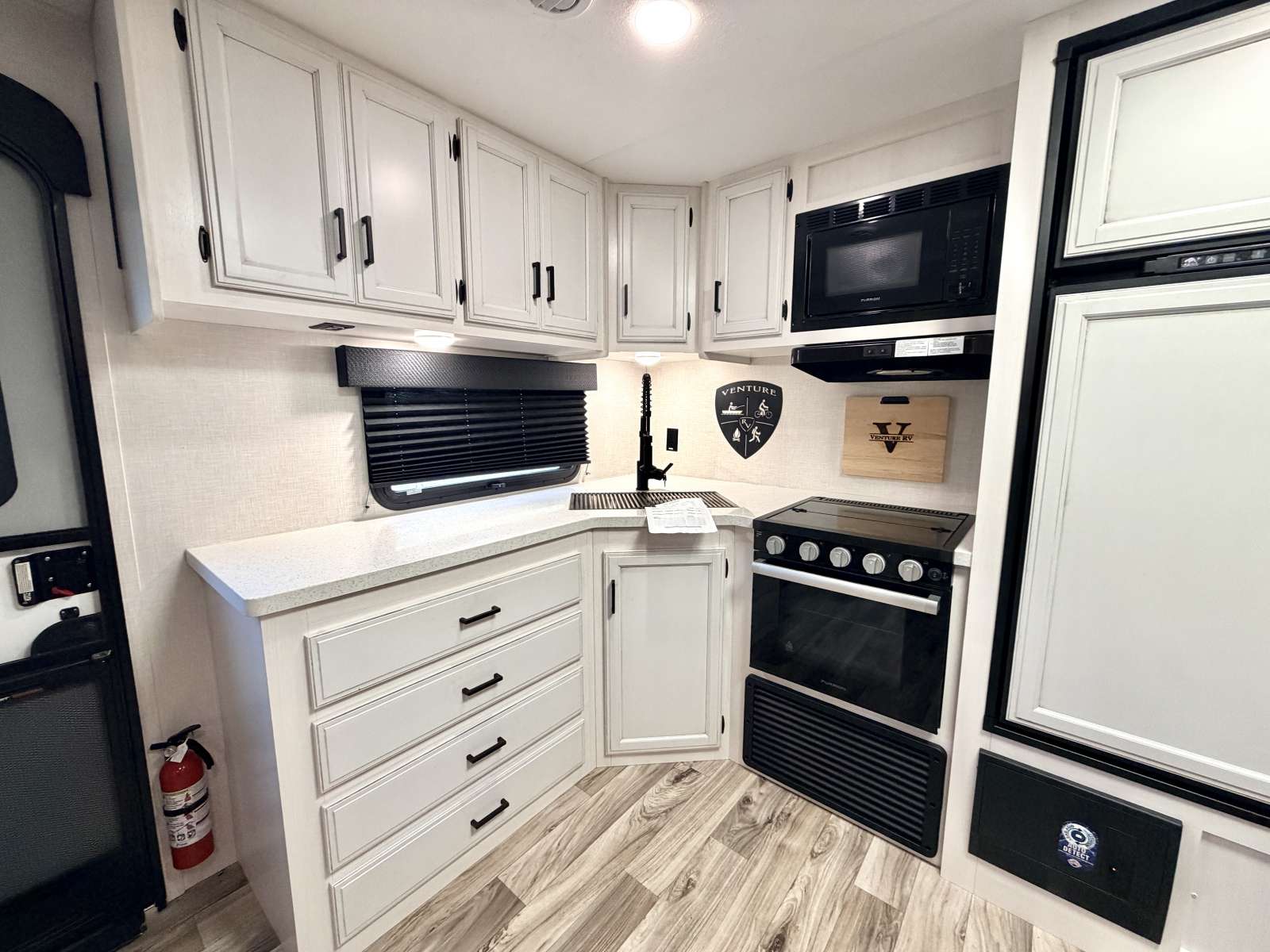 2023 Venture RV SportTrek Touring Edition - Image 10