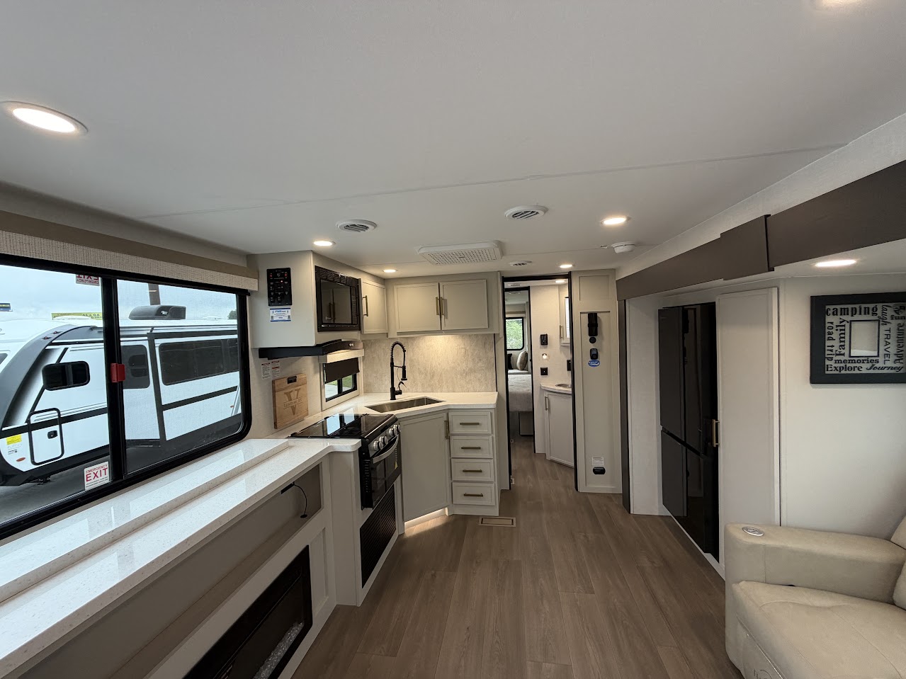 2027 VENTURE RV STRATUS 282VFD - Image 12