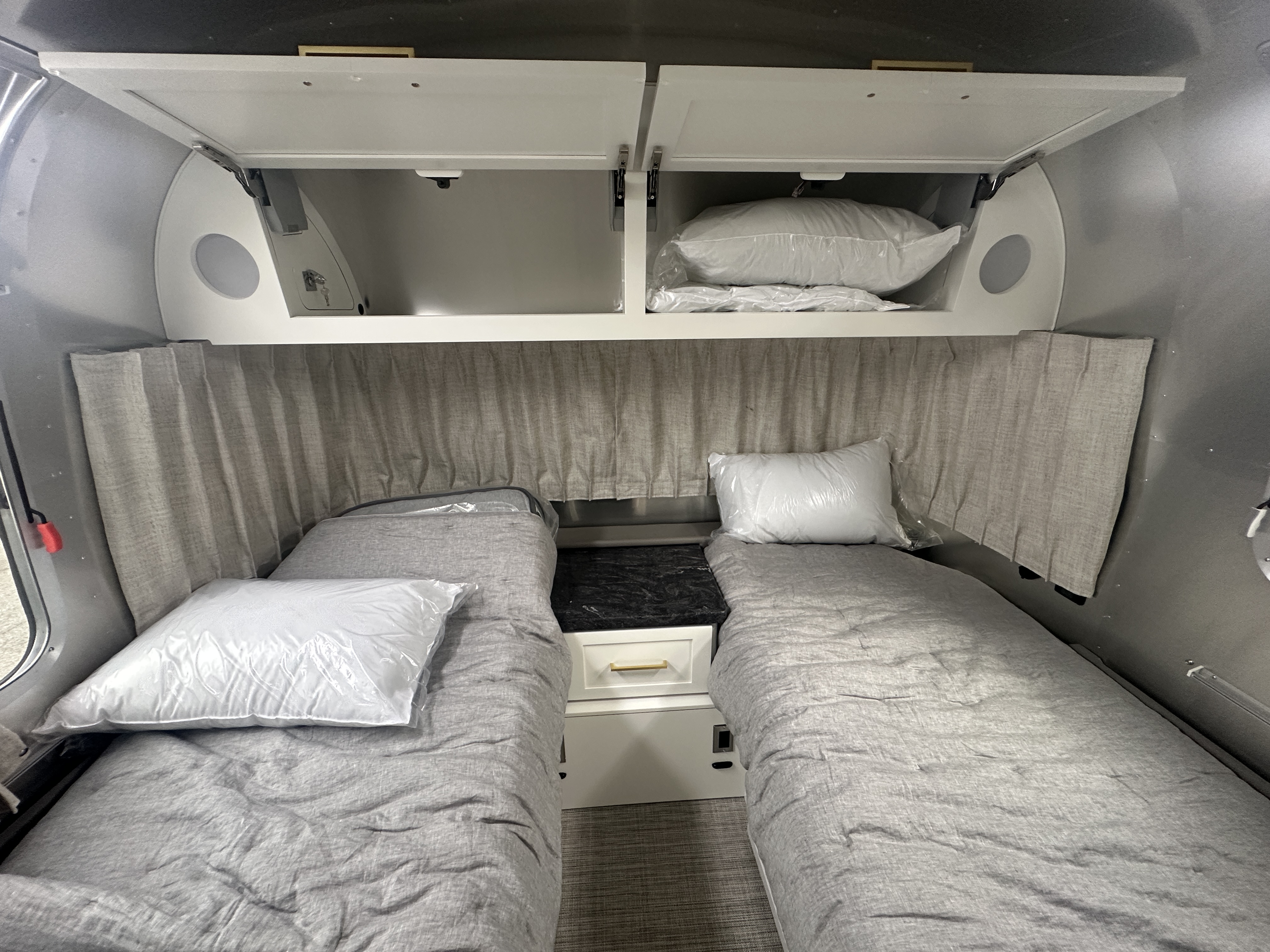 2026 Airstream Classic 33FB - Image 8