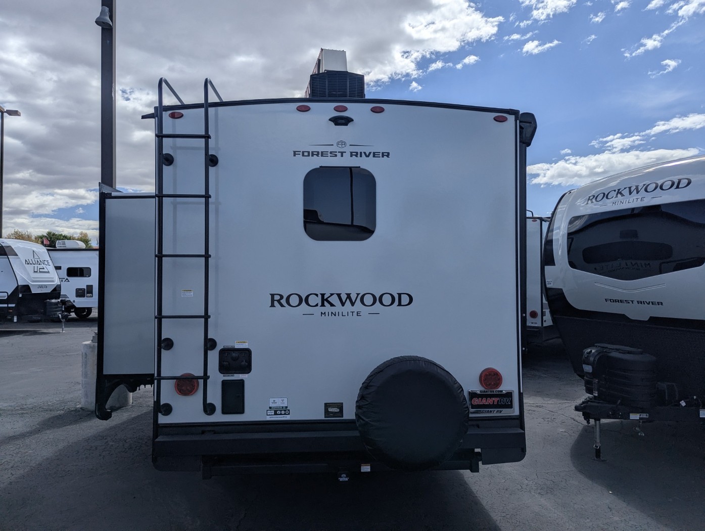 2027 Forest River Rockwood Mini Lite 2213S - Image 6