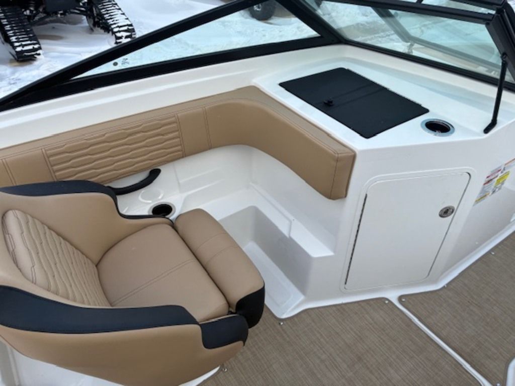 2023 Sea Ray SPX 190 Outboard - Image 12