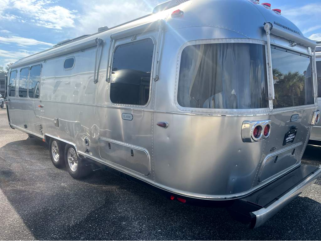 2026 AIRSTREAM CLASSIC 30RBT - Image 3