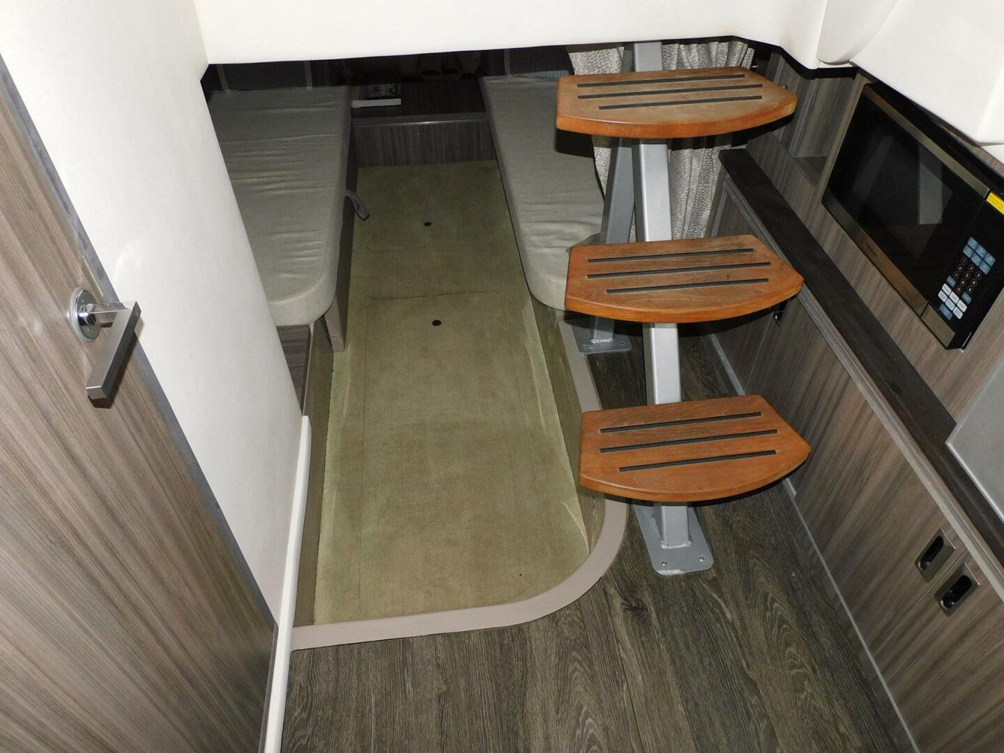 2018 Sea Ray Sundancer 320 - Image 6