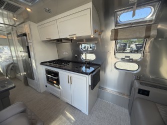2026 AIRSTREAM CLASSIC 28RBT - Image 12