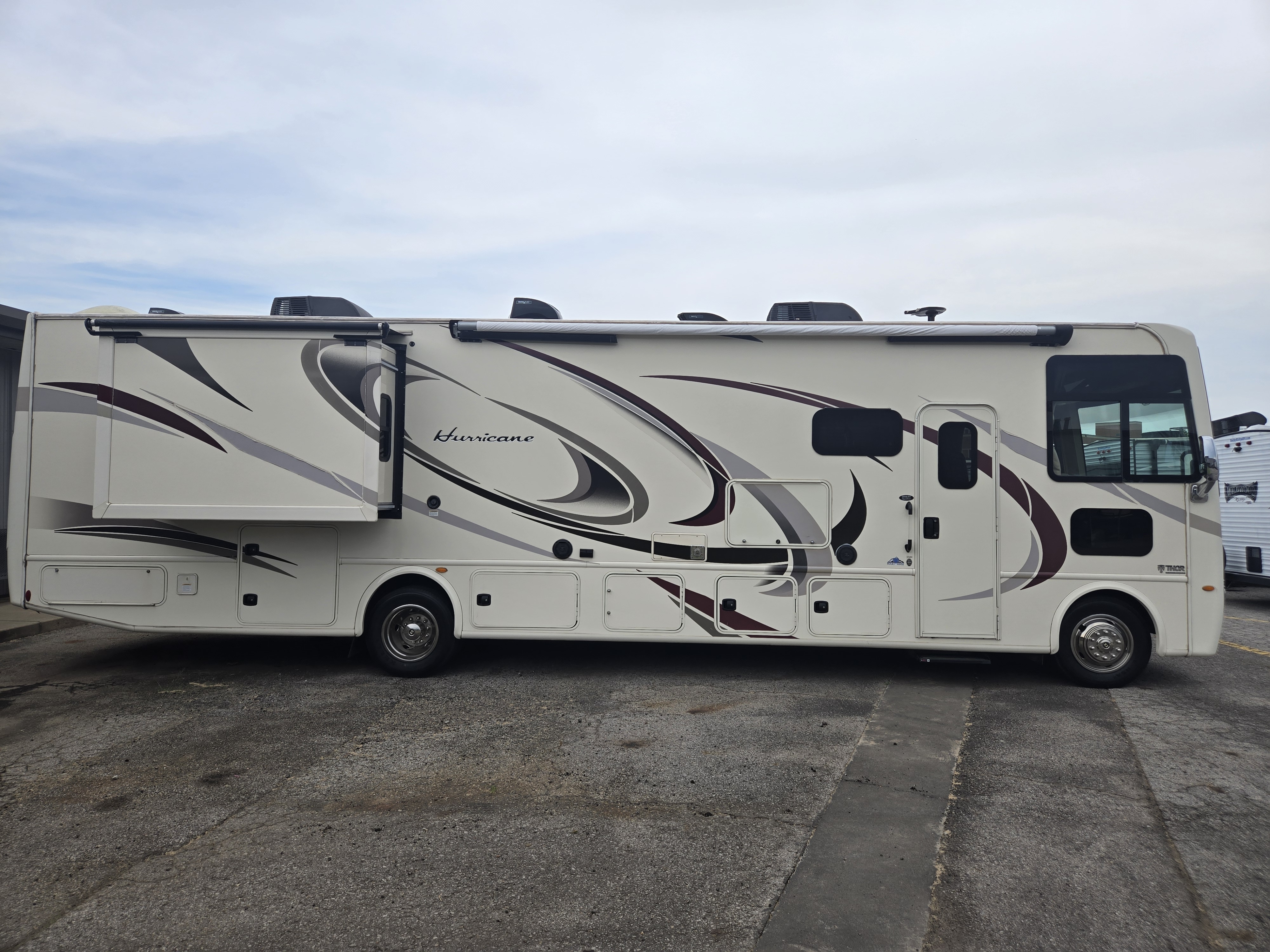 2018 Thor Motor Coach Hurricane 35M - Image 4
