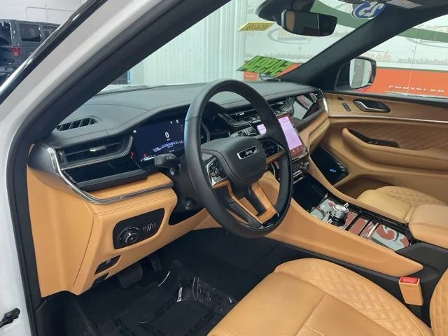 2025 Jeep Grand-Cherokee-L Laredo Altitude 4x4 - Image 12