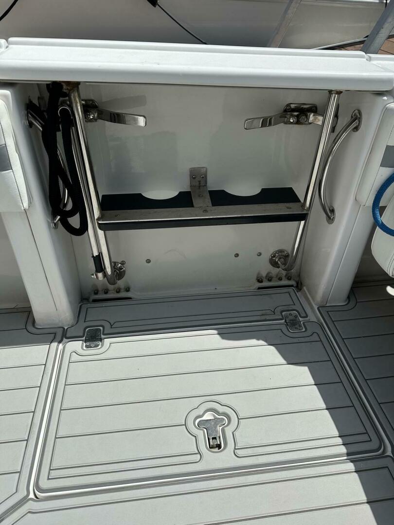 2003 Intrepid 32 - Image 31