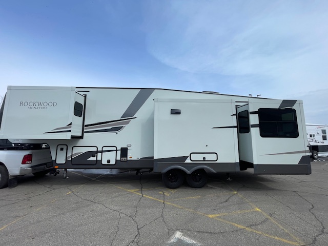 2025 ROCKWOOD SIGNATURE 375RL - Image 4