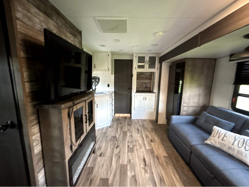 2022 VENTURE RV SPORTTREK 241VMS - Image 8