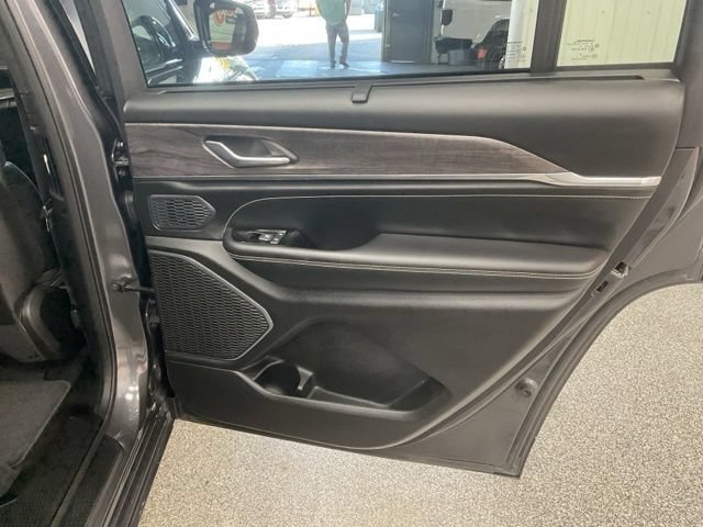 2025 Jeep Grand Cherokee L Overland 4X4 - Image 24