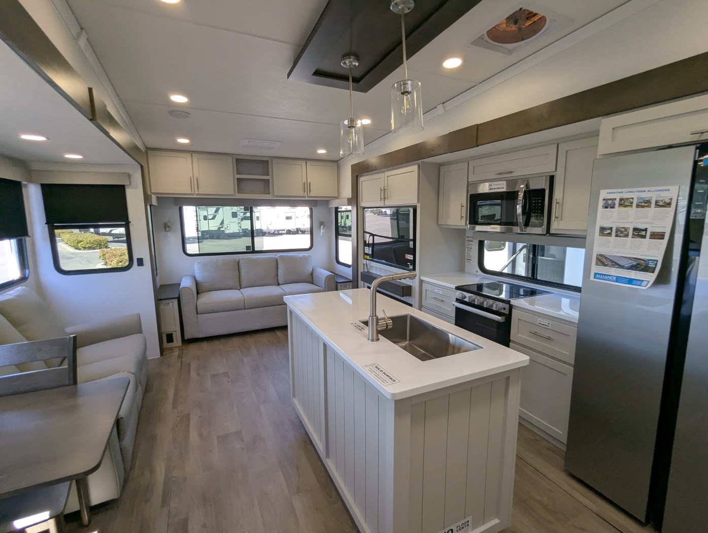 2027 Alliance RV Avenue 32RLS - Image 18