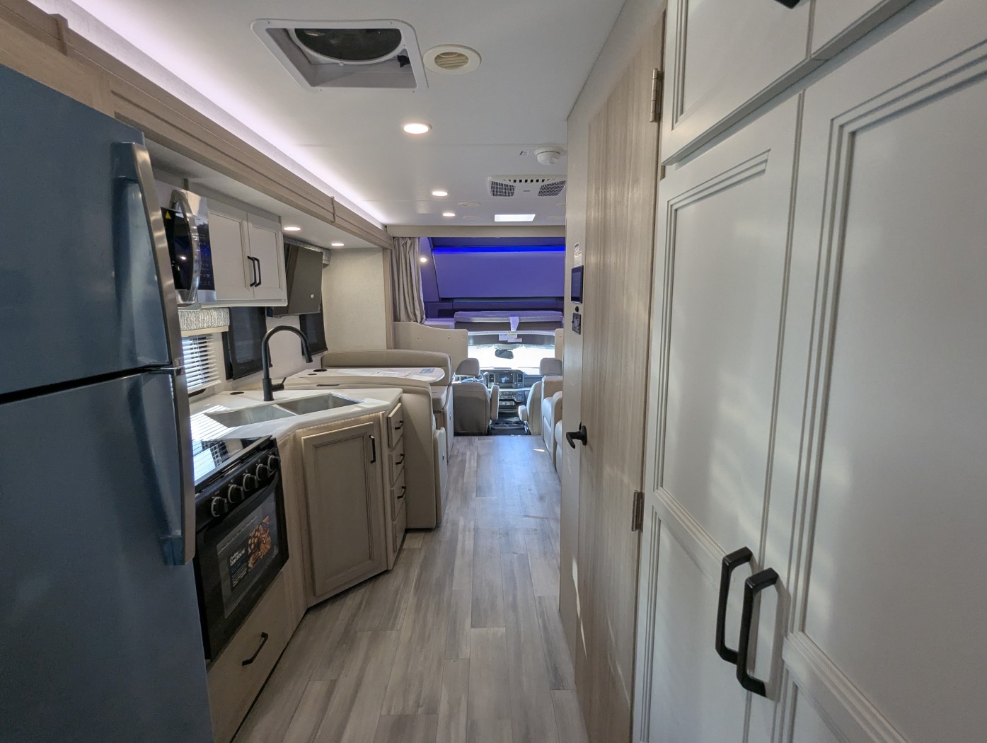 2027 Thor Motor Coach Omni Explorer X32 - Image 38