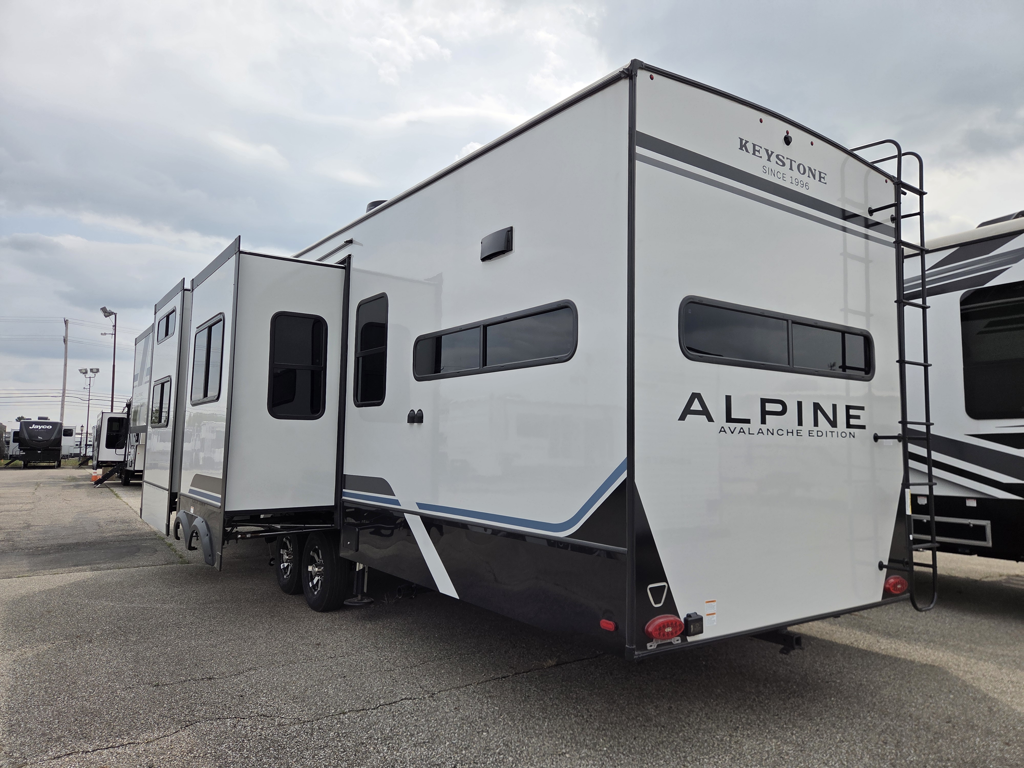 2026 Keystone Alpine Avalanche Edition 379MB - Image 4