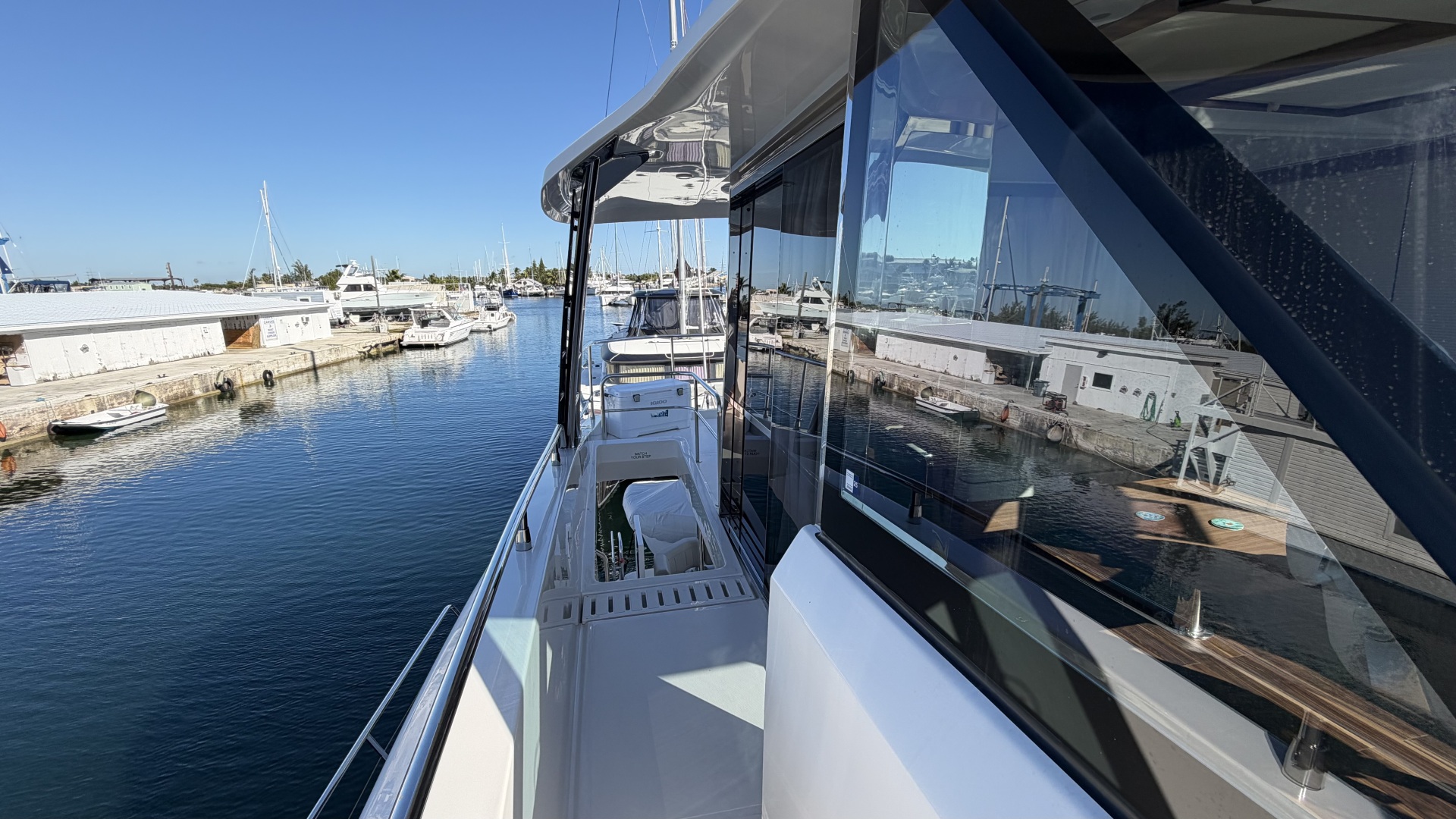 2025 Aquila 54 ENCLOSED BRIDGE - Image 18