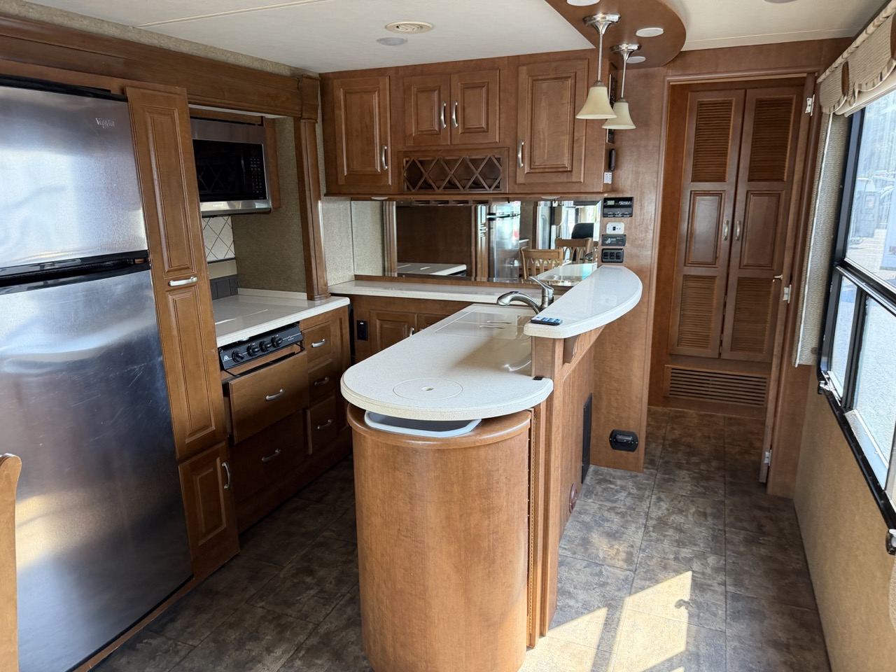 2014 Thor Motor Coach Challenger 37GT - Image 8