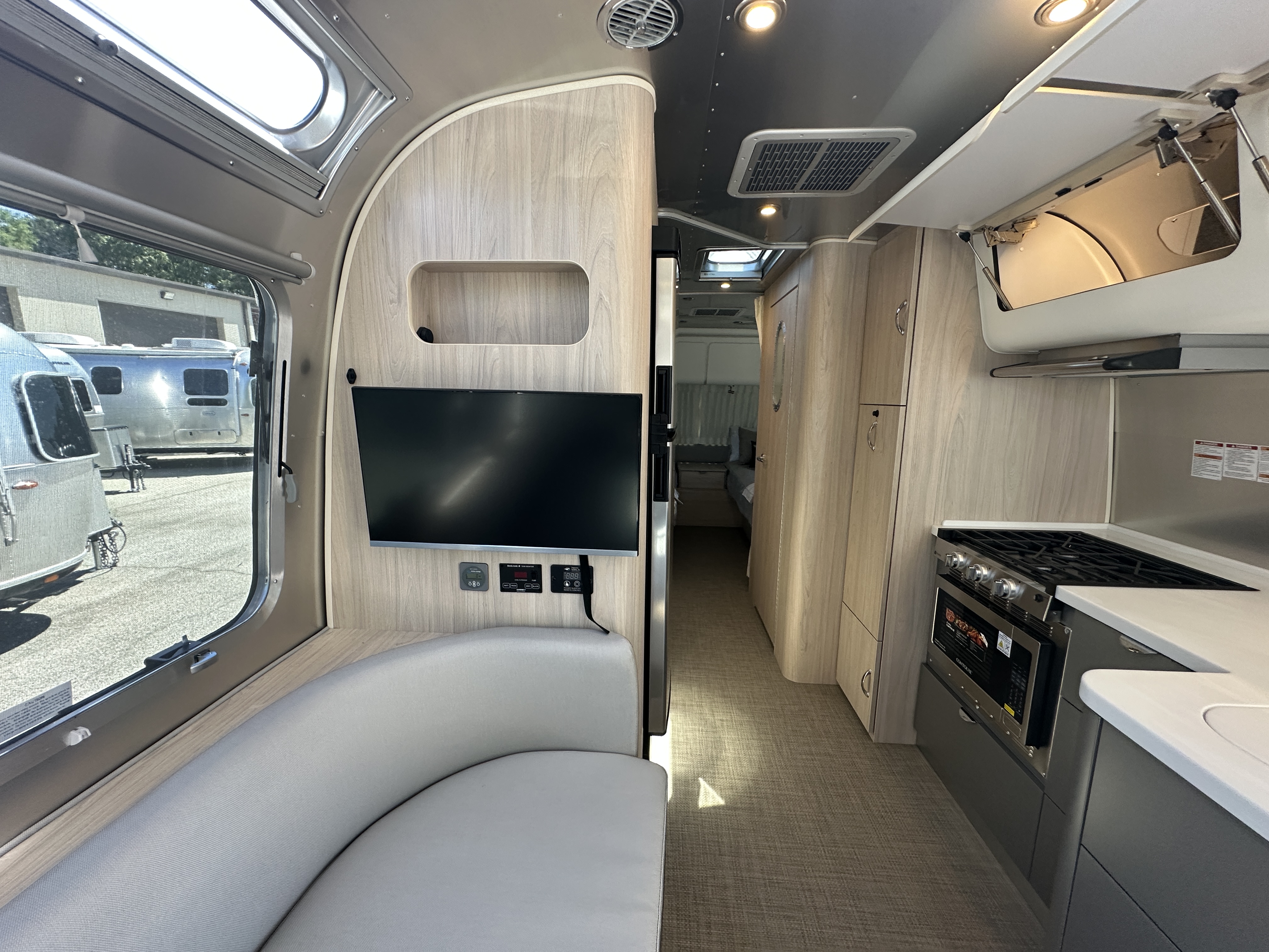 2026 Airstream Globetrotter 27FB Twin - Image 10