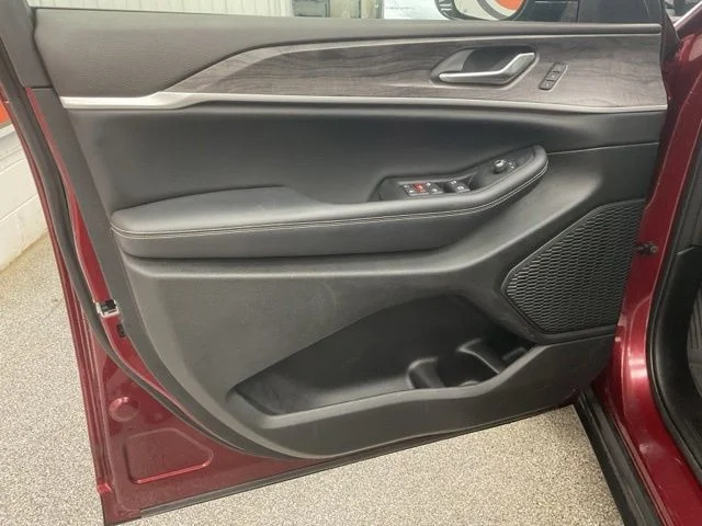 2023 Jeep Grand-Cherokee-L Laredo Altitude 4x4 - Image 11