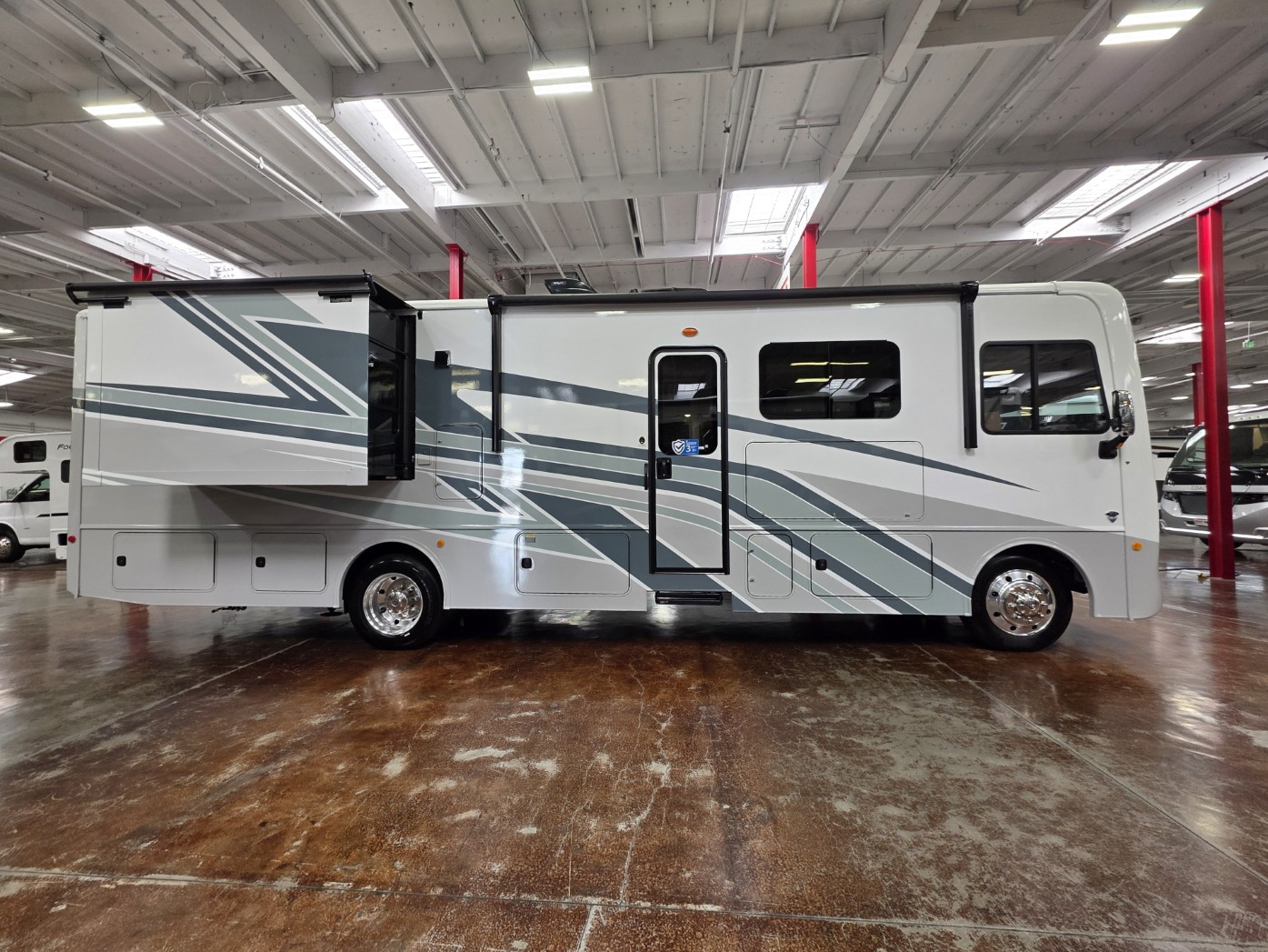 2026 Holiday Rambler Invicta 33HB - Image 4